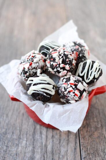 These No-Bake Peppermint Chocolate Bites are simple, healthy and ready in minutes. This gluten-free recipe would make a great addition to your holiday cookie tray!